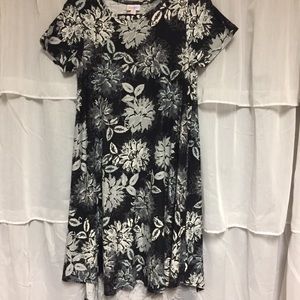 XS Lularoe black and white Carly